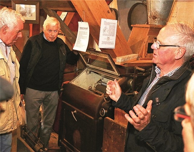 Interessiert lauschten die Gäste den Erzählungen von Müllermeister Ewald Gillig.