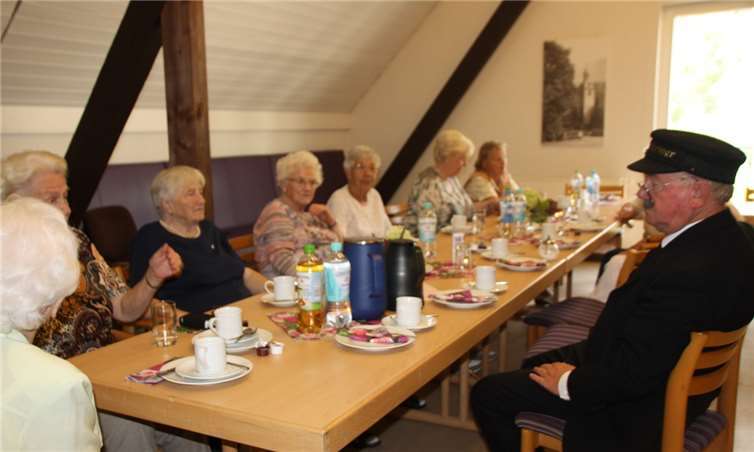 Interessiert lauschten die Gäste des Seniorenkaffeenachmittags den Geschichten, die Alois Müller zu berichten hatte. Ute Stuhlträger-Fatehpour