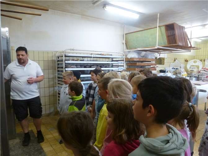 Interessiert lauschten die Kinder dem Bäcker.  Fotos: privat