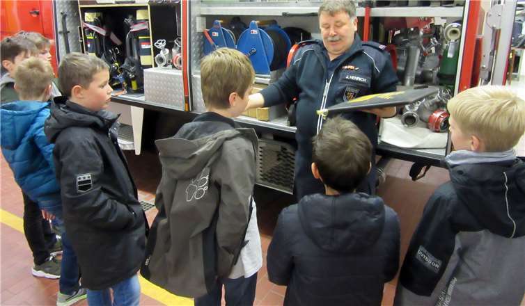 Interessiert lauschten die Kinder den Ausführungen des Brandschutzerziehers Jürgen Henrich.Privat