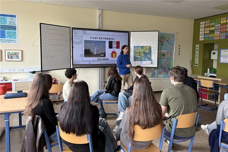 Interessiert lauschten die Sprachschüler einem „waschechten Franzosen“.