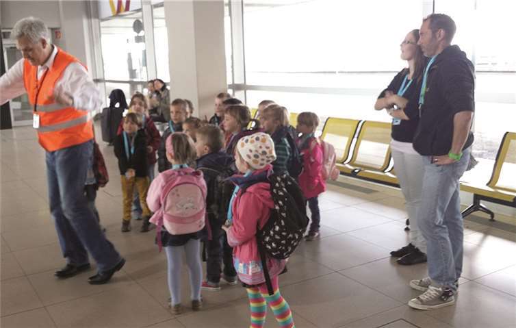 Interessiert lauschten die Villa-Kinder den Worten des Flughafenführers „Frank.“privat
