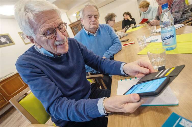 Interessiert probieren die Teilnehmer des Kurses „Digtial aktiv“ die Funktionen ihres Smartphones aus.  Foto: Eckhard Schneider