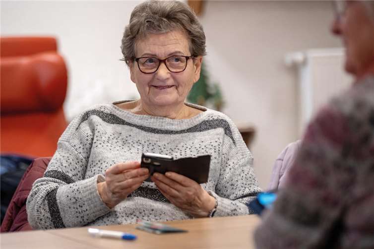 Interessiert probieren die Teilnehmer des Kurses „Digtial aktiv“ die Funktionen ihres Smartphones aus.  Foto: Eckhard Schneider