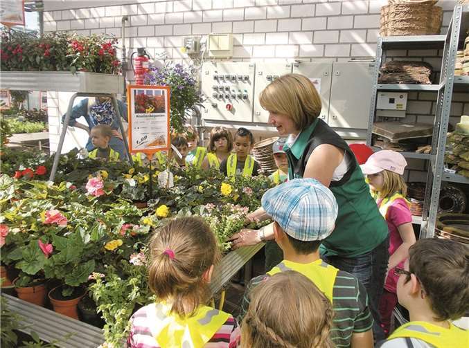 Interessiert schauten die Kinder Christa Hammer bei der Arbeit mit den Pflanzen zu.privat