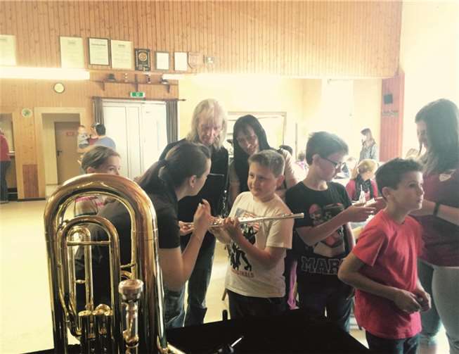 Interessiert schauten die Kinder sich die verschiedenen Instrumente an.