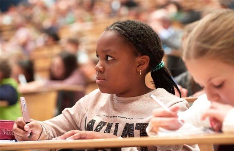 Interessiert verfolgen die Grundschüler den Ausführungen des Professors.