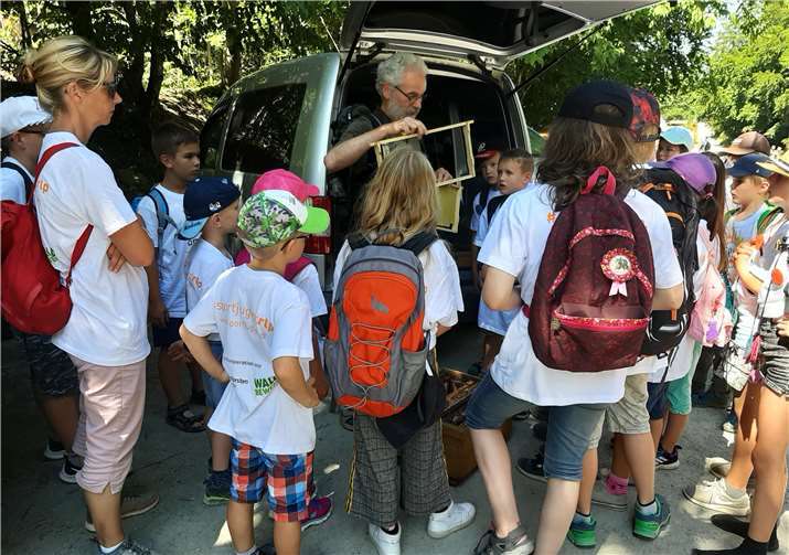 Interessiert verfolgen die Kinder den Ausführungen des Betreuers.