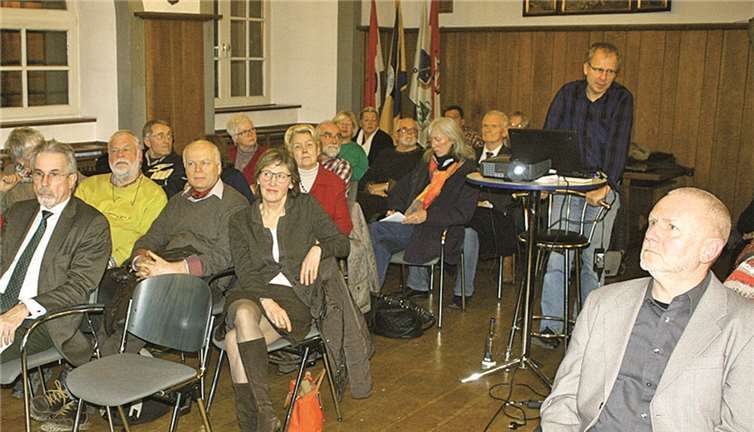 Interessiert verfolgen die Linzer den Vortrag des Geoökologen Lutz Kosak. privat