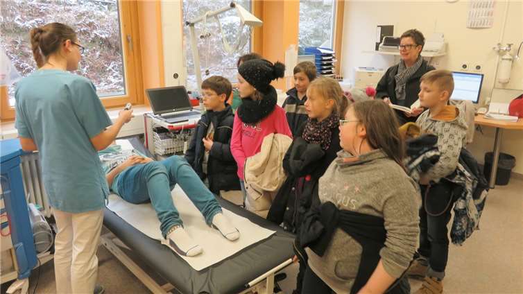 Interessiert verfolgen die SchülerInnen die Ausführungen der Pflegekraft.Paul Effelsberg