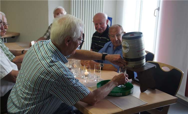 Interessiert verfolgen die Senioren den Fassanstich.privat