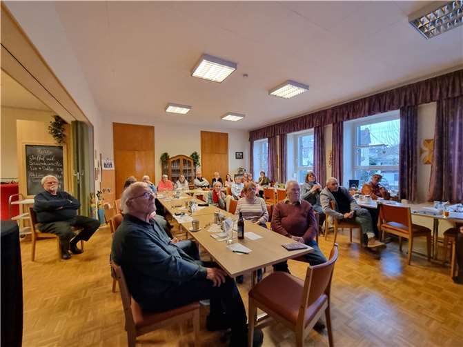 Interessiert verfolgen die Senioren den aufschlussreichen Vortrag.  Foto: Ingrid Ely-Herbst