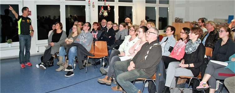 Interessiert verfolgt das Publikum den Ausführungen am Info-Abend für die VfL-Laufkurse.privat
