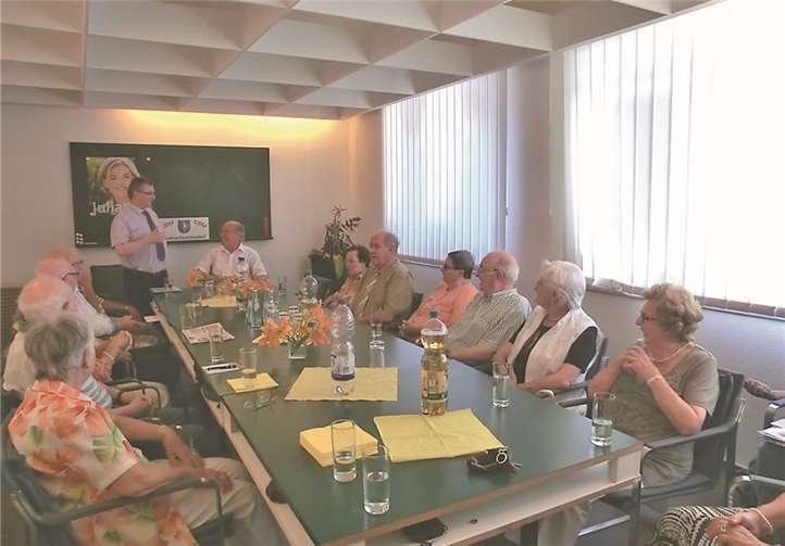 Interessiert verfolgten die Anwesenden die Ausführungen von Landrat Dr. Saftig zur schwierigen Situation der Kommunen aber auch zu anstehenden aktuellen Fragen.privat