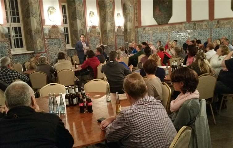 Interessiert verfolgten die Aussteller des diesjährigen Weihnachtsmarktes den Ausführungen der Organisatoren.  Privat