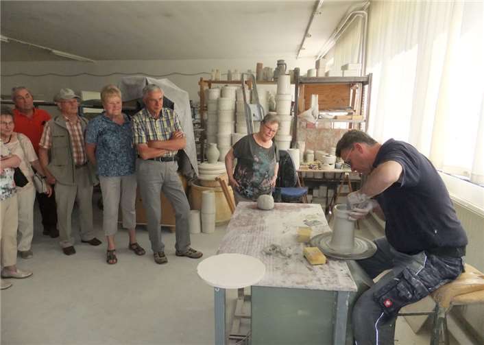 Interessiert verfolgten die Eicher Senioren die Produktion in der Töpferei.