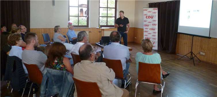 Interessiert verfolgten die Gäste der CDU Nörtershausen-Pfaffenheck die Ausführungen von Herrn Budday vom Polizeipräsidium Koblenz. Privat