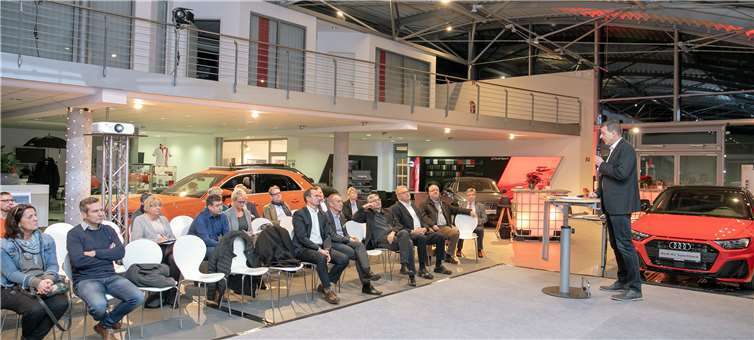 Interessiert verfolgten die IHK-Mitglieder die Ausführungen der Referenten im Autohaus Kempen.