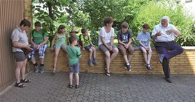 Interessiert verfolgten die Kinder die Anführungen und Anekdoten zu Besonderheiten in Mesenich. Das Ganze natürlich auf platt. privat