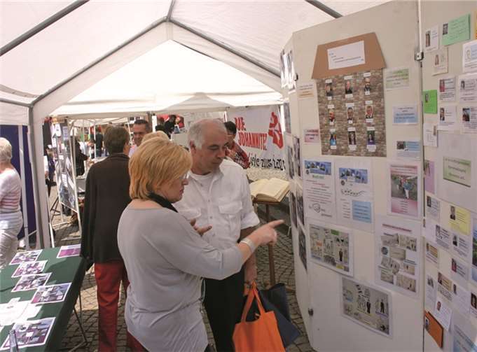 Interessiert wendeten die Besucher sich den Infoständen zu.