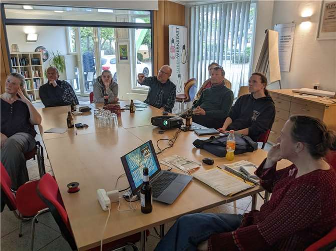 Interessierte Aktive bei dem spannenden und informativen Vortrag von Ian Johnson (Mitte bzw. 4. von links) in Oedingen.  Foto: Foto Marion Schmitz