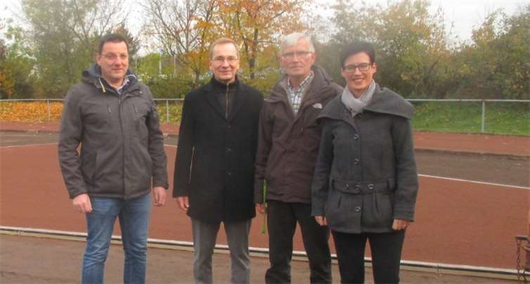 Interessierte Beobachter (von links): Andreas Braun, Fachbereichsleiter der Stadt Sinzig, Bürgermeister Andreas Geron sowie Hans Meyer und Michaela Jüris vom TV 08 Sinzig.Foto: privat