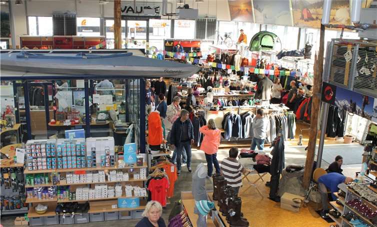Interessierte Besucher beim Martinsmarkt in Polch.-LP-