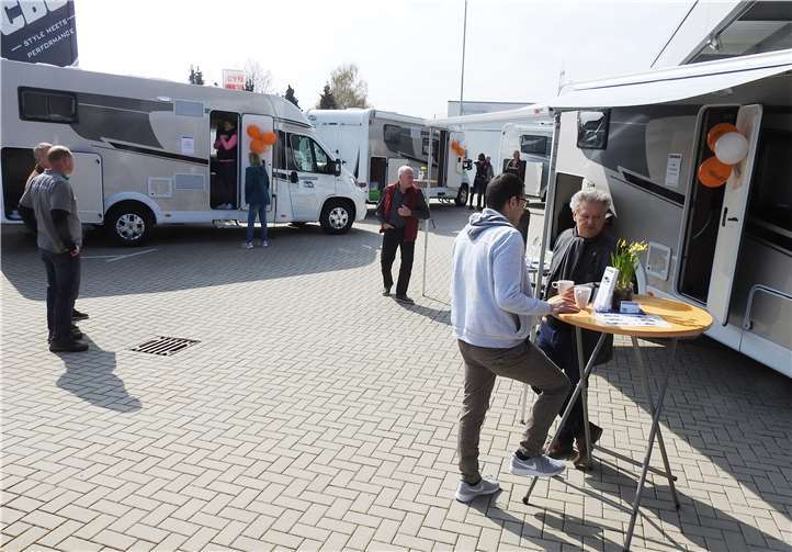 Interessierte Besucher kamen in die Rasselsteinstraße, um sich bei BMG-Wohnmobile zu informieren.Foto: -WAMFO-