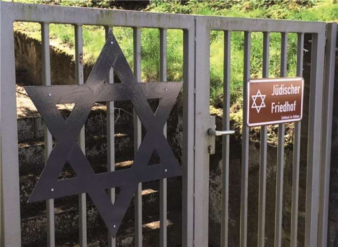 Interessierte Besucher können sich den Torschlüssel für eine Besichtigung des Jüdischen Friedhofs ausleihen.Stadt Lahnstein