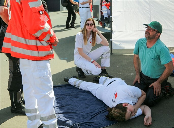 Interessierte Besucher konnten Demonstrationen zur Helmabnahme und der Seitenlage bei Bewusstlosigkeit verfolgen oder unter fachkundiger Anleitung der DRK-Rettungskräfte ihr vorhandenes Wissen üben und auffrischen.Thorsten Trütgen