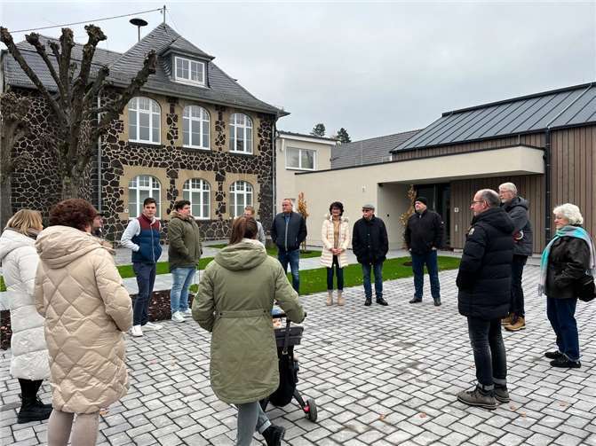 Interessierte Bürger und CDU-Mitglieder vor dem neuen Mehrzweckgebäude auf dem Marktplatz in Niederzissen.  Foto: Tobias Schneider