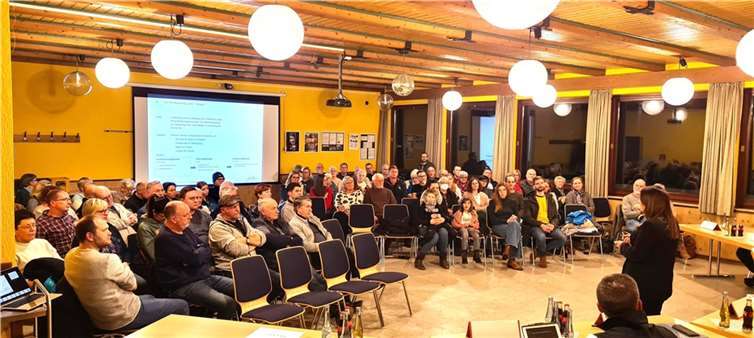 Interessierte Bürgerinnen und Bürger aus allen Altersklassen beteiligen sich an der Aktion.  Foto: privat