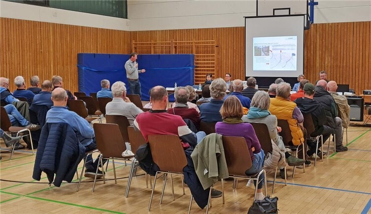 Interessierte Bürgerinnen und Bürger folgen dem Vortag des Fachbüro Björnsen Ingenieure GmbH im Rahmen des ersten Bürgerworkshops zu den Gewässereinzugsgebieten Altendorfer Bach und Ersdorfer Bach in der Mehrzweckhalle in Altendorf. Foto: Stadt Meckenheim
