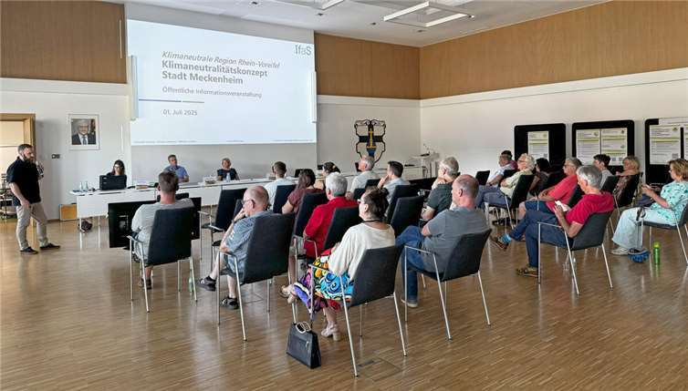 Interessierte Bürgerinnen und Bürger informieren sich über die Ergebnisse des Klimaneutralitätskonzeptes für die Klimaregion Rhein-Voreifel im Ratssaal des Rathauses der Stadt Meckenheim. Foto: Stadt Meckenheim