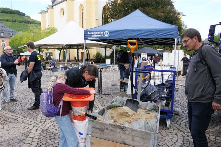 Interessierte Bürgerinnen und Bürger informierten sich auf dem Marktplatz über das Thema Eigenvorsorge beim Hochwasserschutz.  Foto: Hans-Jürgen Vollrath / Ahr-Foto