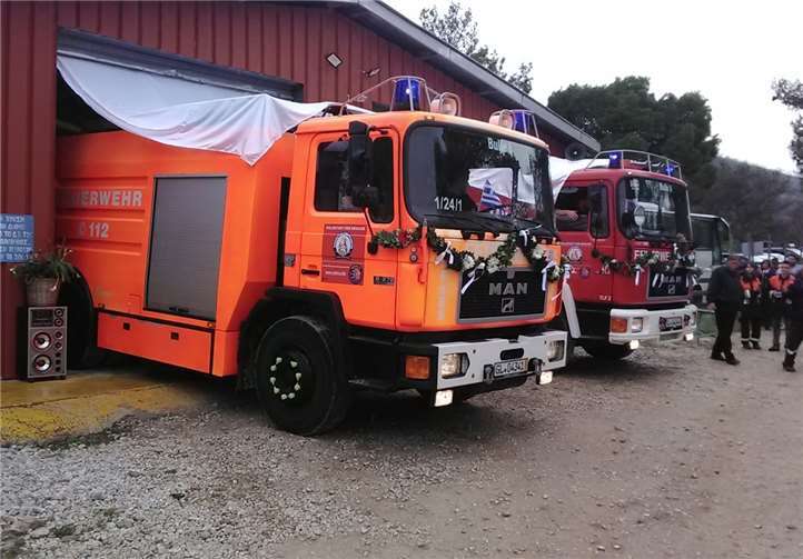 Interessierte Bürgerinnen und Bürger, mehrere griechische Presseteams sowie Vertreter der deutschen und österreichischen Botschaften nahmen an der feierlichen Übergabe teil.