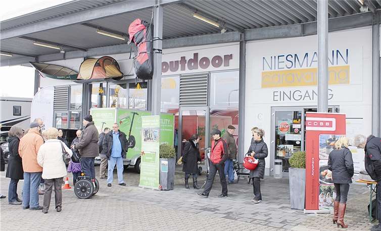 Interessierte Camper nutzten den Frühjahrsmarkt der Fa. Niesmann Caravaning. L.Pies