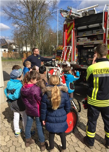 Interessierte Kinder beim Besuch der Freiwilligen Feuerwehr im letzten Jahr.privat
