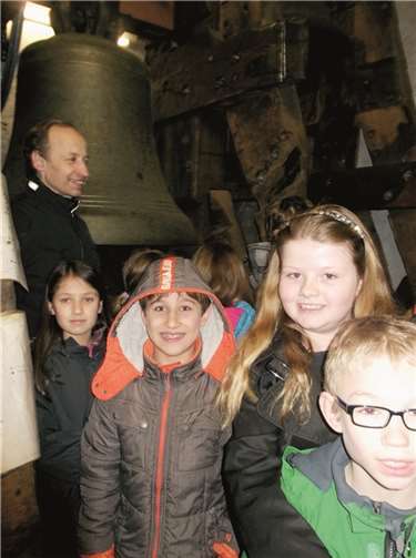 Interessierte Kinder und Erwachsene konnten sich den Glockenturm aus nächster Nähe ansehen. privat