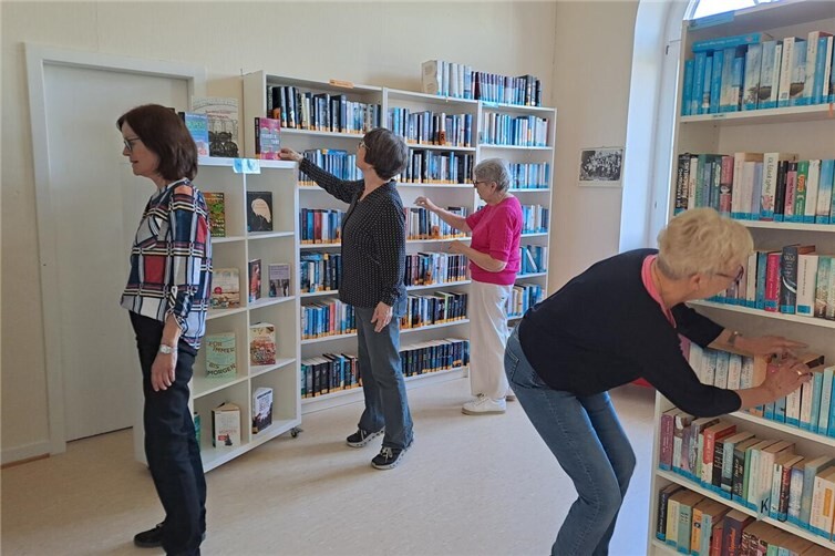 Interessierte Leserinnen beim Stöbern.