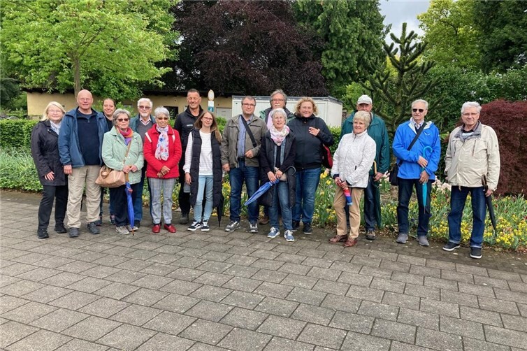 Interessierte Teilnehmer am Rundgang über den Andernacher Friedhof