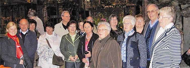 Interessierte Teilnehmer beim Besuch der Unionskirche.  Privat