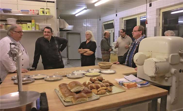 Interessierte Teilnehmer lernten viel über Brot bei Franz Josef Kern in Großmaischeid.privat