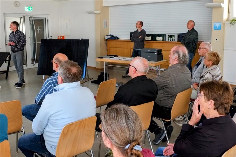 Interessierte Zuhörer bei der Informationsveranstaltung Balkonkraftwerke und Batteriespeicher.