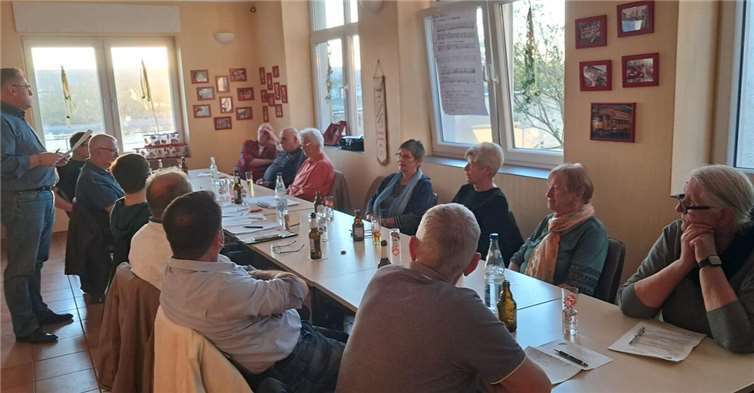 Interessierte Zuhörer bei der Jahreshauptversammlung der Sterner Bürger aus Linz im April 2025 im Vereinsheim des VfB-Linz auf dem Kaiserberg. Links: der 1.Vorsitzende Boris Adams.Foto: Roland Thees