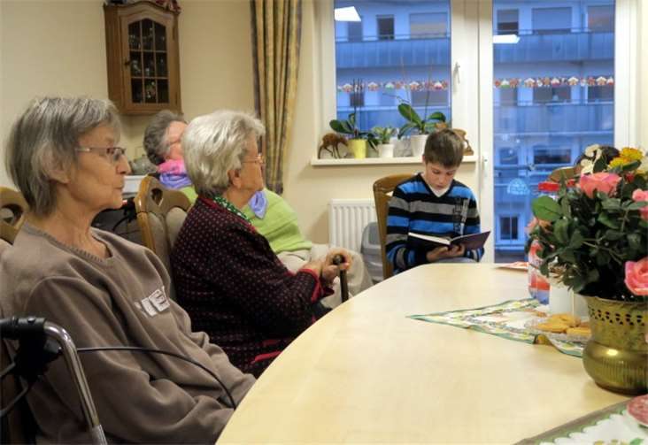 Interessierte Zuhörerinnen und Zuhörer lauschten den Geschichten, die von den Kindern vorgelesen wurden.  Privat