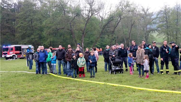 Interessierte Zuschauer bei der Übung.