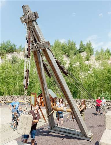 Interessierte haben nun auch freitags die Gelegenheit, die antiken und mittelalterlichen Maschinen der Antiken Technikwelt selbst auszuprobieren.