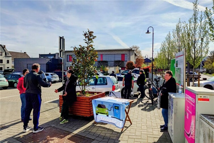 Interessierte informieren sich über E-Autos