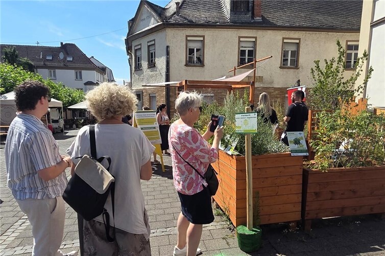 Interessierte scannen den QR-Code einer Stadtrallye-Station.